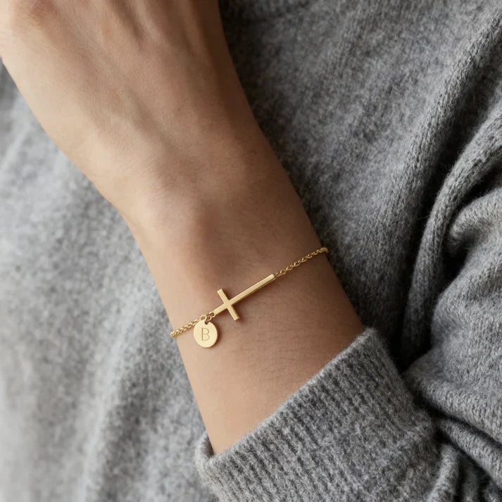 Elodryn™ Pulsera Inicial Sagrada – Cruz Personalizada