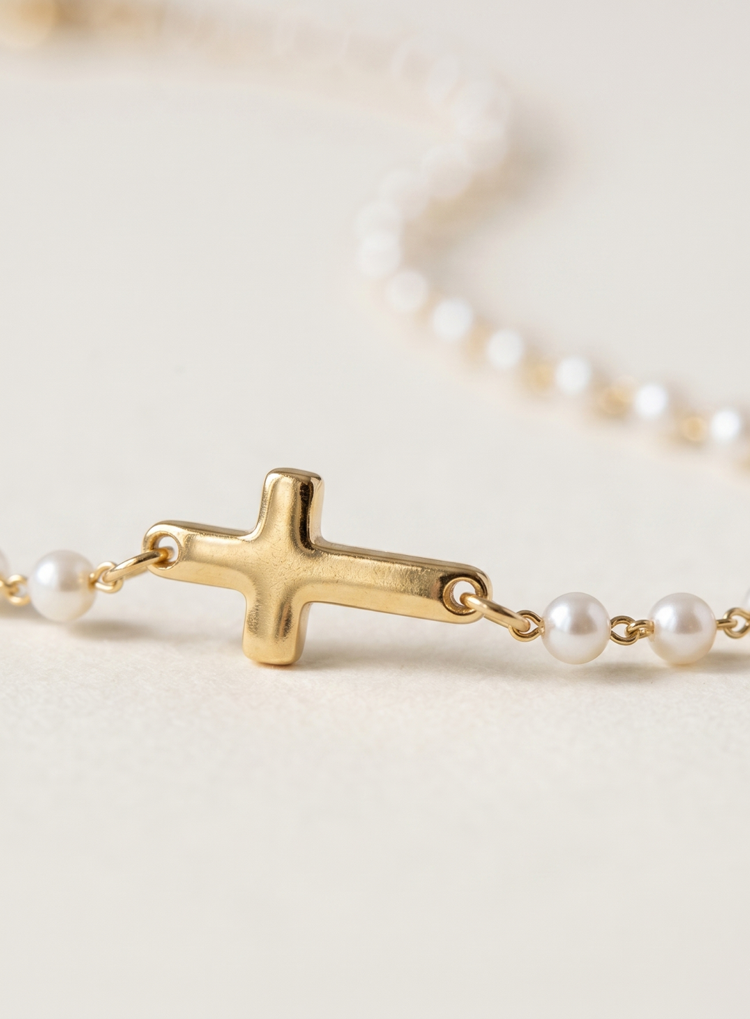 Marirae™ Collar con Cruz y Perlas