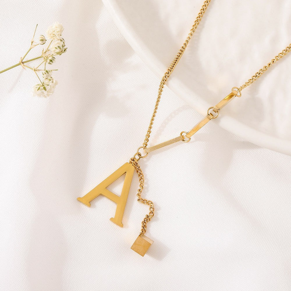 Blakely™ Collar con Inicial Personalizada en Acabado Elegante