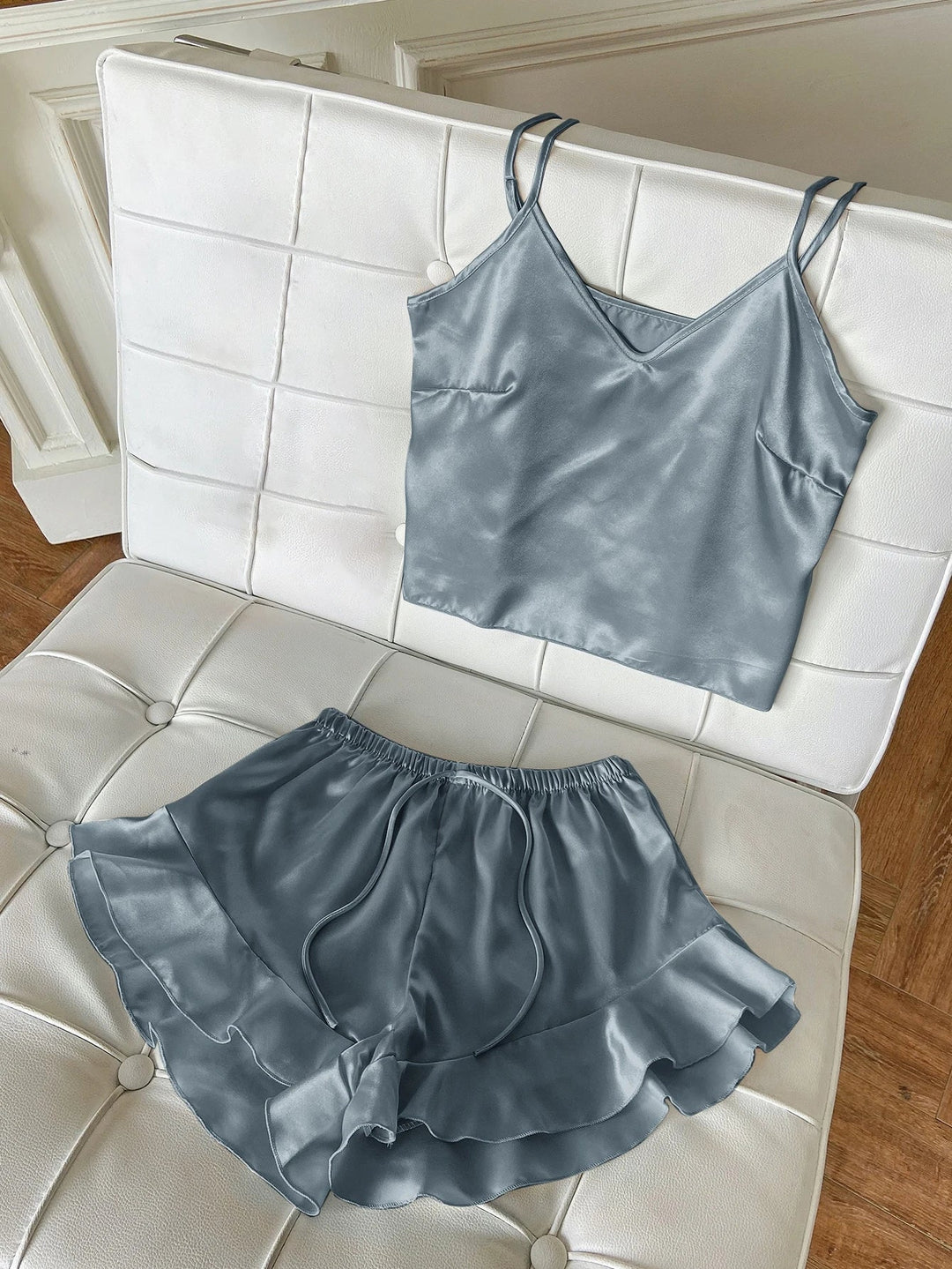 Jessa | Conjunto de Pijamas Completo con Top de Satén y Pantalones Cortos