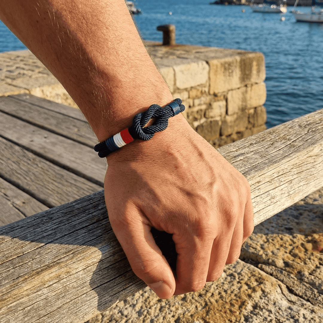 Porter™ Pulsera de Cordón con Nudo y Detalle de Bandera Francesa Ajustable